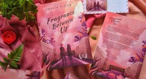 Ulasan Novel Fragrance Between Us: Kisah di Balik Botol Parfum Antik yang Penuh Rahasia