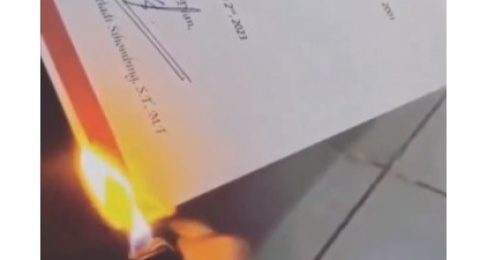 Wanita Tega Bakar Ijazah Kekasih Gara-Gara Helm, Ini Ancaman Hukumannya