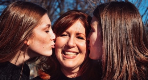 5 Rekomendasi Kado untuk Hari Ibu 2023, Dijamin Bikin Ibu Auto Senyum!