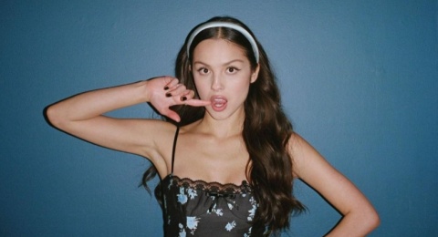 5 Ide Warna Kuku ala Olivia Rodrigo, Jadi Inspirasi Tampil Edgy saat Natal!