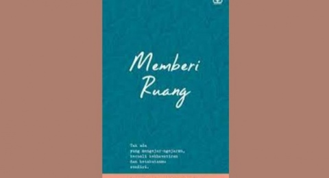 Ulasan Buku Memberi Ruang, 72 Tulisan Pendek yang Menarik