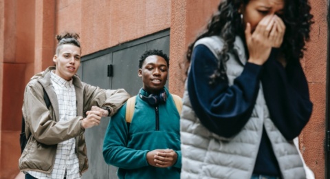 3 Alasan Kamu Tak Perlu Merasa Rendah Diri Ketika Dinilai Buruk Orang Lain