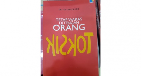 Menghadapi Lingkungan Toxic Lewat Buku 'Tetap Waras di Tengah Orang Toksik'
