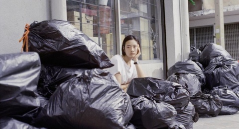 Review Film 'Happy Old Year', Berkisah Tentang Suka Duka Membereskan Rumah