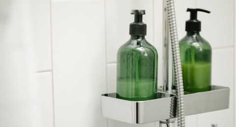 3 Rekomendasi Body Wash Merek Lokal untuk Redakan Kulit Eksim di Badan