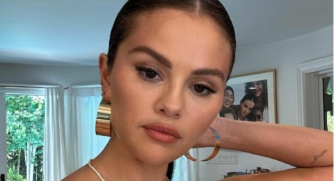 5 Tahap Makeup Natural ala Selena Gomez yang Wajib Dicoba Penggemar!