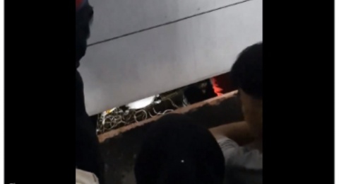 Bikin Perjalanan Commuter Line Terganggu, Penumpang KRL Sumpahi Pembuang Spring Bed di Rel Kereta Api