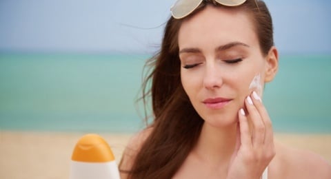 Kulit Berjerawat? Ini Sunscreen yang Harus Kamu Gunakan