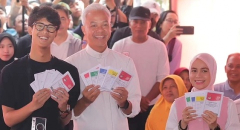 Momen Ganjar Pranowo Nyoblos di Semarang, Didampingi Istri dan Anak