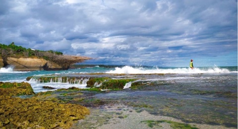 Kunjungi Pantai Cicaladi, Wisata Gratis dengan Keganasan Ombak di Sukabumi