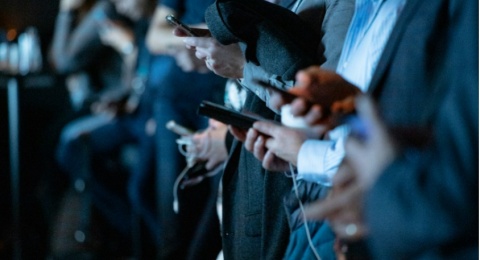 Mengenal Perilaku Doomscrolling dalam Bermedia Sosial