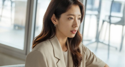3 OOTD Casual Cozy ala Park Shin Hye di 'Doctor Slump', Cocok Buat Ngampus!