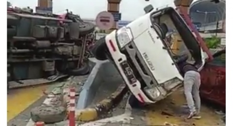 Detik-Detik Lima Mobil Kecelakaan Beruntun di Gerbang Tol Halim