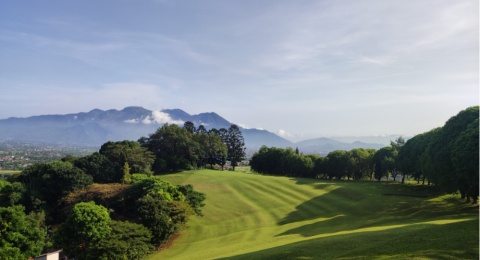 Keindahan Lapangan Golf Ngamplang di Kota Swiss Van Java
