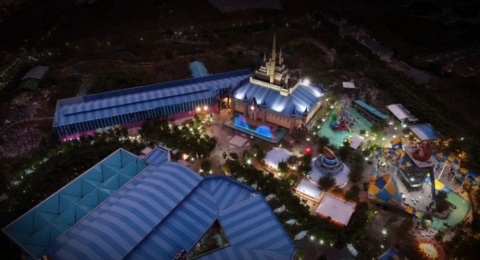 Atlantis Land Surabaya, Berenang hingga Foto-foto Estetik Berlatar Kastil