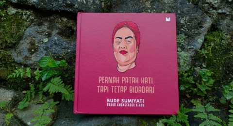 Kisah Pilu yang Menderu dalam Buku 'Pernah Patah Hati tapi Tetap Bidadari' Karya Bude Sumiyati