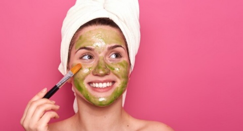 3 Rekomendasi Gel Mask yang Diklaim Dapat Memudarkan Bekas Jerawat Merah