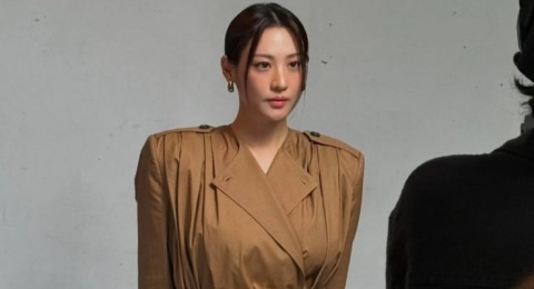 4 Gaya Outfit Keren Claudia Kim, Bisa Jadi Inspirasi Untukmu!