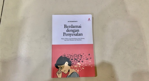 Lepaskan Beban, Temukan Ketenangan dalam Buku Berdamai dengan Penyesalan