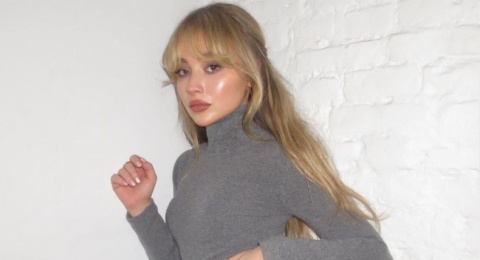 4 Ide Fashion Modis Terbaru Sabrina Carpenter, Bikin Penampilan Stand-out!