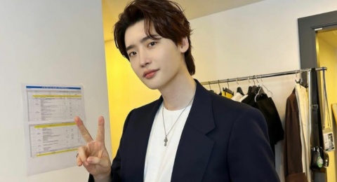 Langsung Naksir! 4 Gaya Outfit Smart Casual Lee Jong-suk Ini Harus Disontek