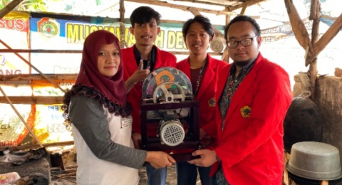 Inovasi Mahasiswa KKN R4 UNTAG SURABAYA: Alat Pemotong Keripik di Desa Dilem