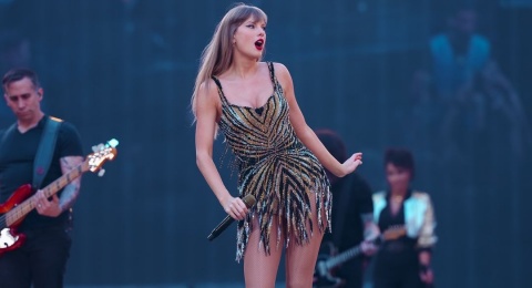 Kru Taylor Swift Hampir Pingsan Dapat Bonus Miliaran dari The Eras Tour