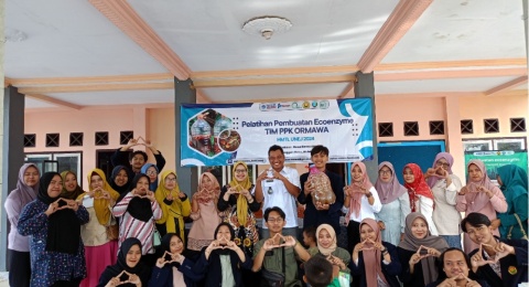 Tim PPK Ormawa HMTL UNEJ Gelar Pelatihan Pembuatan Eco Enzyme di Balai Desa Kemuning Lor