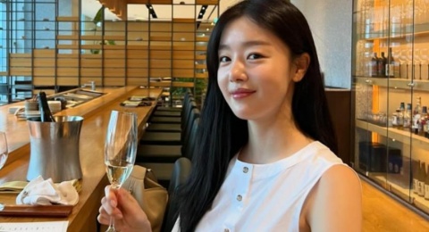 4 Inspirasi Daily Outfit Simpel ala Han Sun-hwa, Tampil Chic Tanpa Repot!