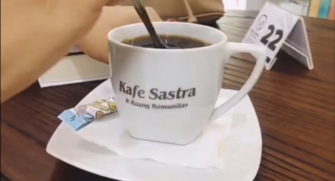 Mengasah Keterampilan di Tengah Kesibukan Kota di Kafe Sastra Jakarta
