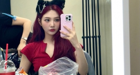 5 Inspirasi Mix and Match Kemeja ala Joy Red Velvet, Simpel nan Modis!
