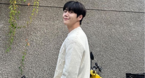 Lebih Fresh, 4 Ide OOTD Kasual Chic ala Kim Seon-ho Ini Keren Untuk Diikuti