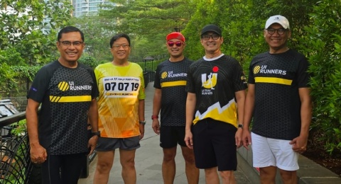 Sambut UI Half Marathon, Saleh Husin, Arief Budhy Hardono, Andre Rahadian dan Didit A Ratam Lakukan Pemanasan