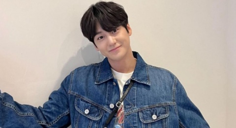 4 Pilihan Padu-padan OOTD Keren ala Kim Bum dengan Nuansa Warna Biru