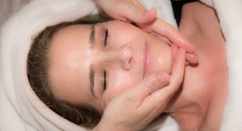 3 Rekomendasi Eksfoliasi Toner AHA-BHA, Solusi Ampuh Angkat Sel Kulit Mati