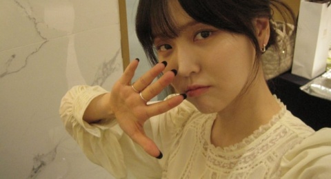 4 Ide Clean Style dari Kim Ji Eun, OOTD Chic untuk Penampilan Sehari-hari!