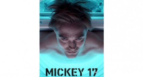 Hidup Berkali-kali dalam Eksplorasi Eksistensial Film Mickey 17