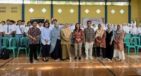 Dosen Prodi Linguistik Indonesia UPN Jatim Ajak Siswa SMAN 2 Probolinggo Siap Hadapi Tantangan Bahasa di Era Digital