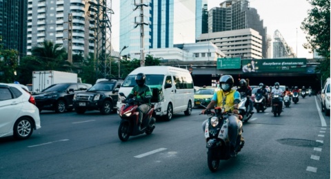 Musuh Bebuyutan Jalanan, Perilaku Menyebalkan Pengendara Bermotor di Jalan