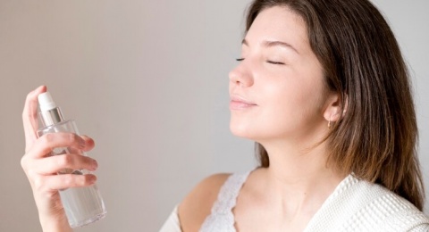 3 Face Mist Berbahan Air Mawar, Bikin Wajah Lembab dan Segar Sepanjang Hari
