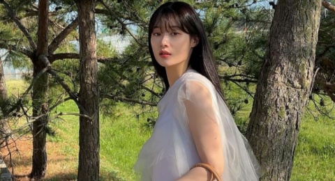 4 Inspirasi OOTD Kantor ala Jung Chae-yeon, Bikin Tampilan Tampak Simpel Nan Elegan