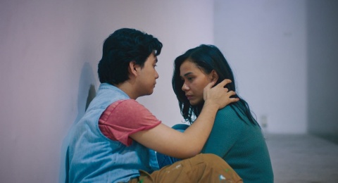 Ulasan Film Hidup Ini Terlalu Banyak Kamu: Cinta Segitiga dengan Perbedaan Usia Tak Biasa