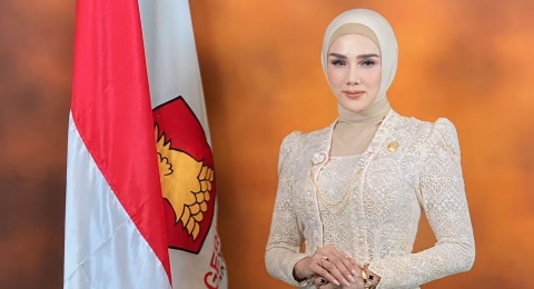 Kontras! Mulan Jameela Pede Tenteng Tas Ratusan Juta Saat Ahmad Dhani Usulkan UU Anti Flexing