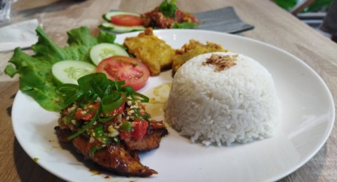 Cafe Layri: Pesona Bali dan Rasa Nusantara di Kota Jambi