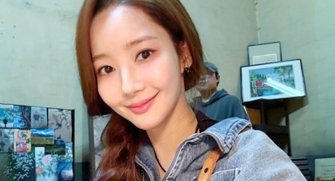 4 Ide Mix and Match Rok ala Park Min Young untuk Daily OOTD yang Modis