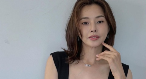 Tampil Elegan dan Chic, Yuk Sontek 4 Gaya Mid-Formal ala Honey Lee!