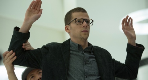 Jesse Eisenberg Resmi Jadi Sutradara Film Musikal Bergenre Komedi