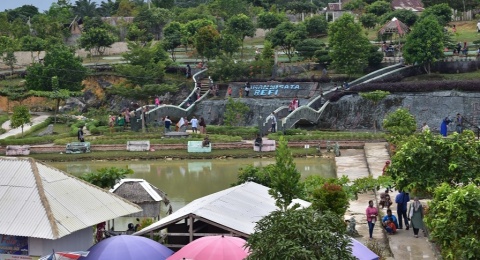 Wisata Unik di Taman Refi Pekanbaru, Rumah Hobbit Menjadi Daya Tarik Utama