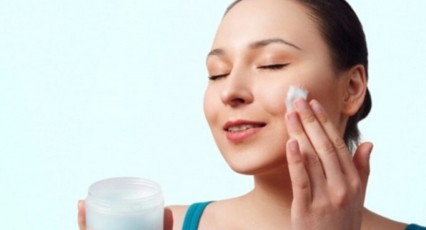 5 Moisturizer Gel Ringan untuk Kulit Berminyak dan Berjerawat, Anti-Kilap