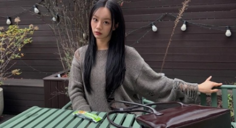 5 Padu Padan Outfit Monokrom ala Lee Hyeri, Tampil Chic Tanpa Banyak Warna!